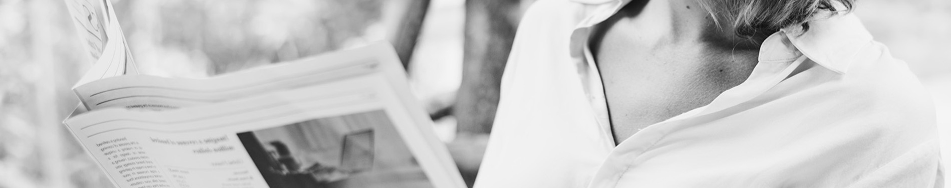 Une femme regardant un journal